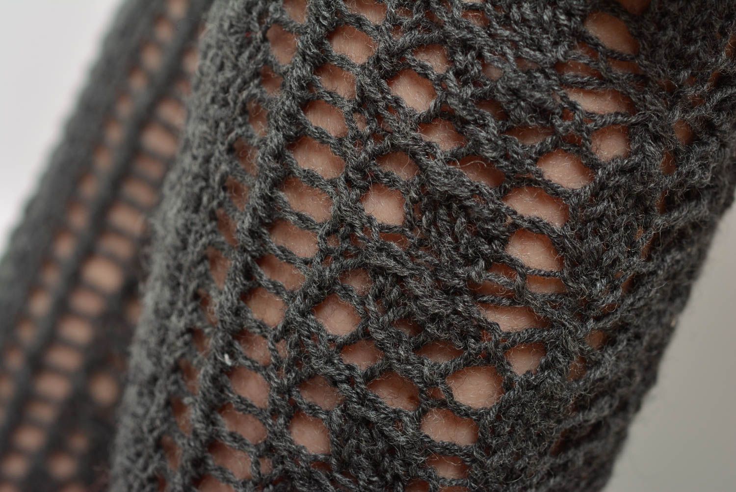 Chaussettes hautes grises tricotées en mi-laine avec noeuds faites main photo 5