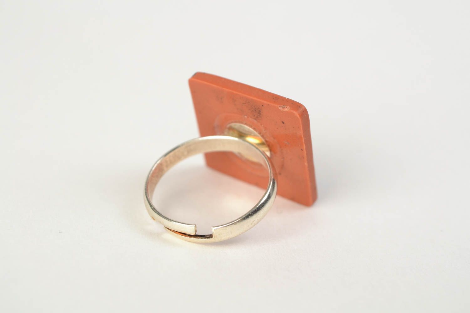 Кольцо из полимерной глины квадратное модное с орнаментом коричневое хенд мэйд фото 5