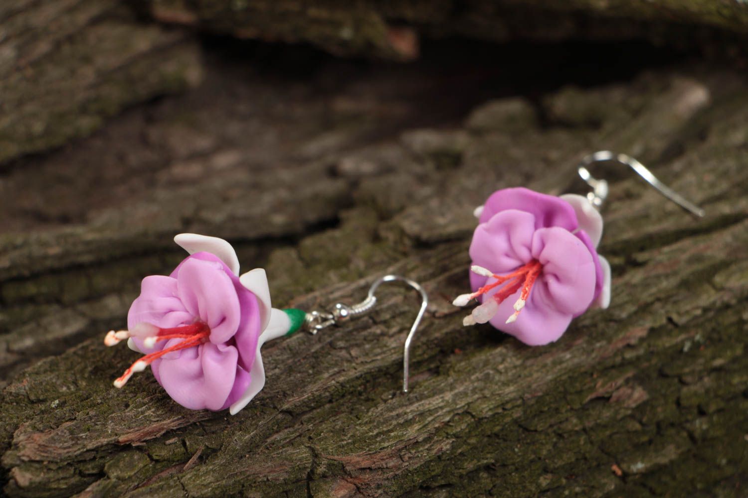 Schöne künstlerische lila Ohrringe Blumen aus Polymerton handgemacht Fuchsia  foto 1