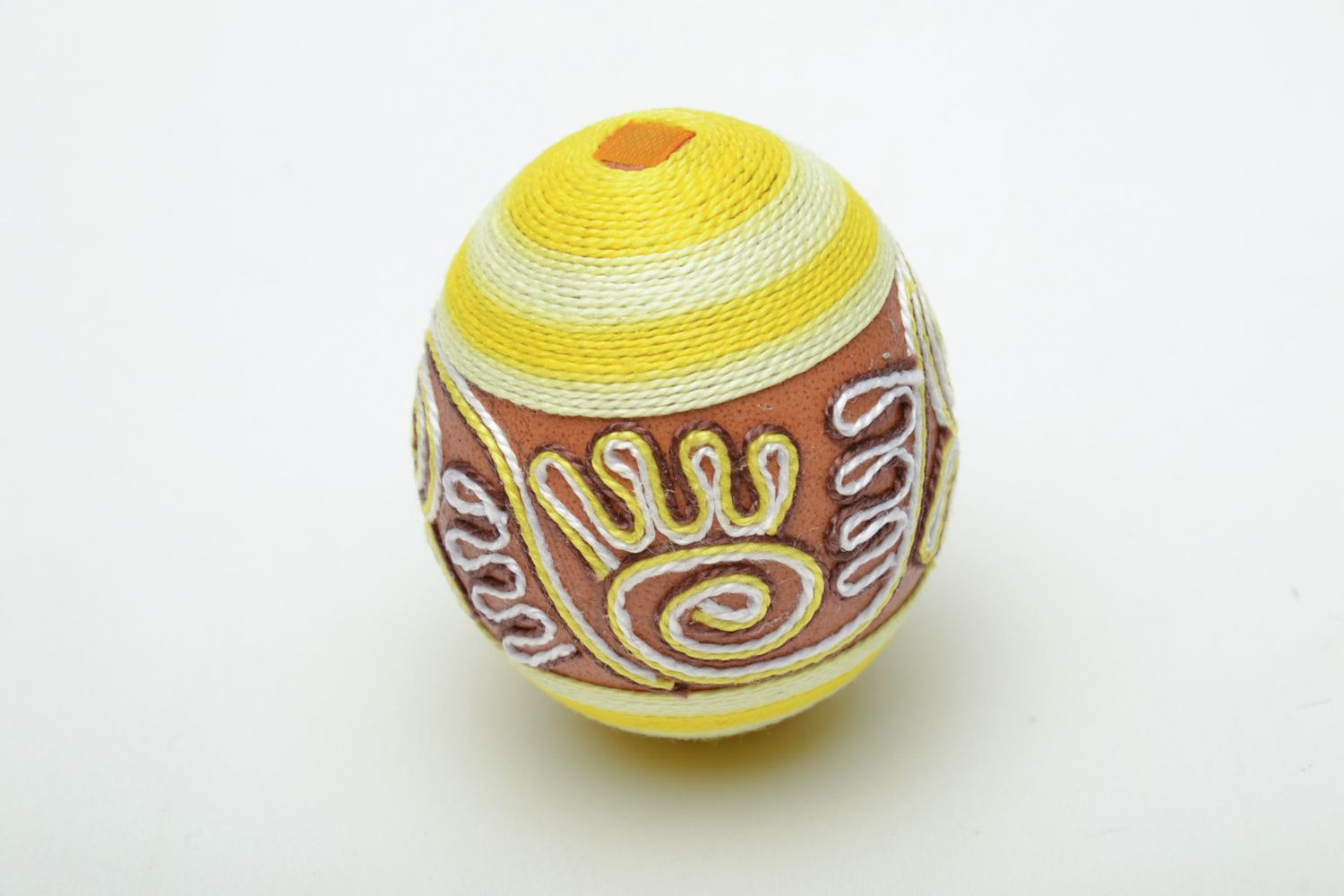Oeuf de Pâques fait main décoratif entouré de fils de soie jaune original photo 2
