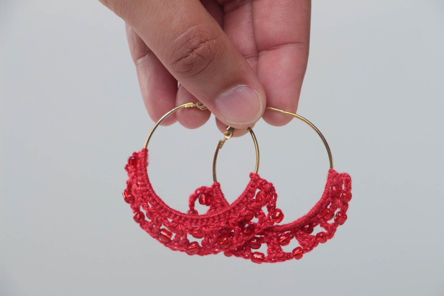 Handmade gehäkelte Ohrringe Designer Schmuck Accessoire für Frauen rote Creolen foto 5