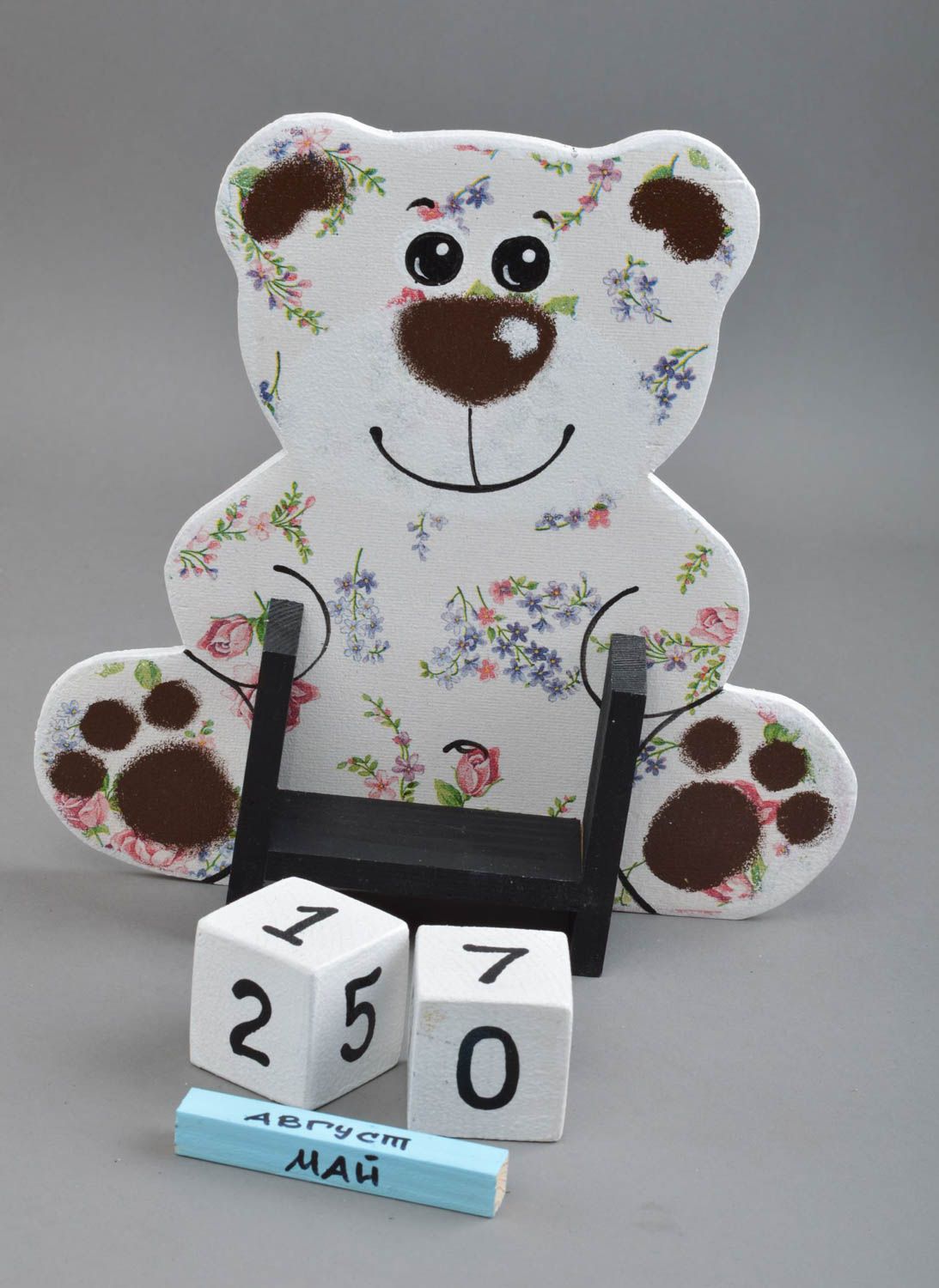 Детский календарь в виде медведя в технике декупаж и росписи ручной работы  фото 3