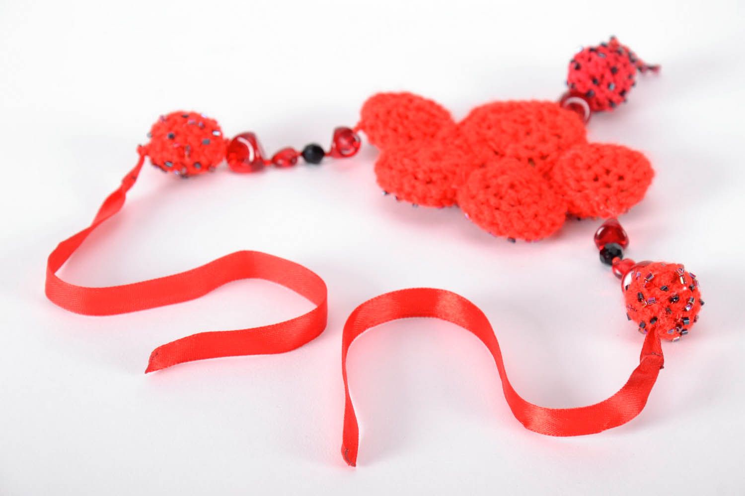 Collier artisanal rouge tricoté au crochet  photo 1