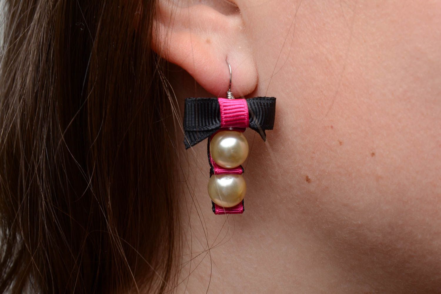 Handmade black and pink dangling earrings with rep ribbon bows and plastic beads photo 4