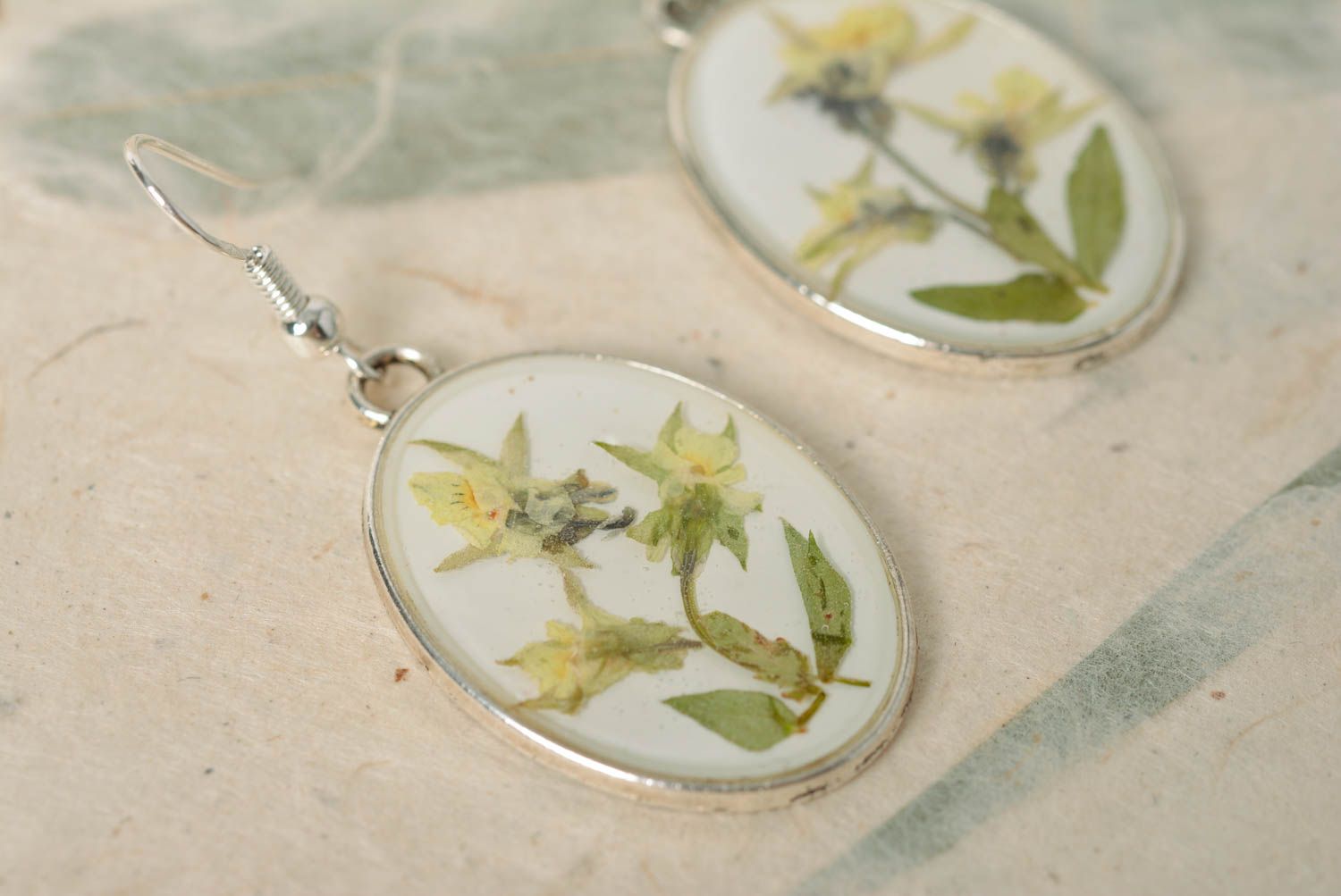 Pendientes ovalados con flores secas en resina epoxi bonitos hechos a mano foto 4