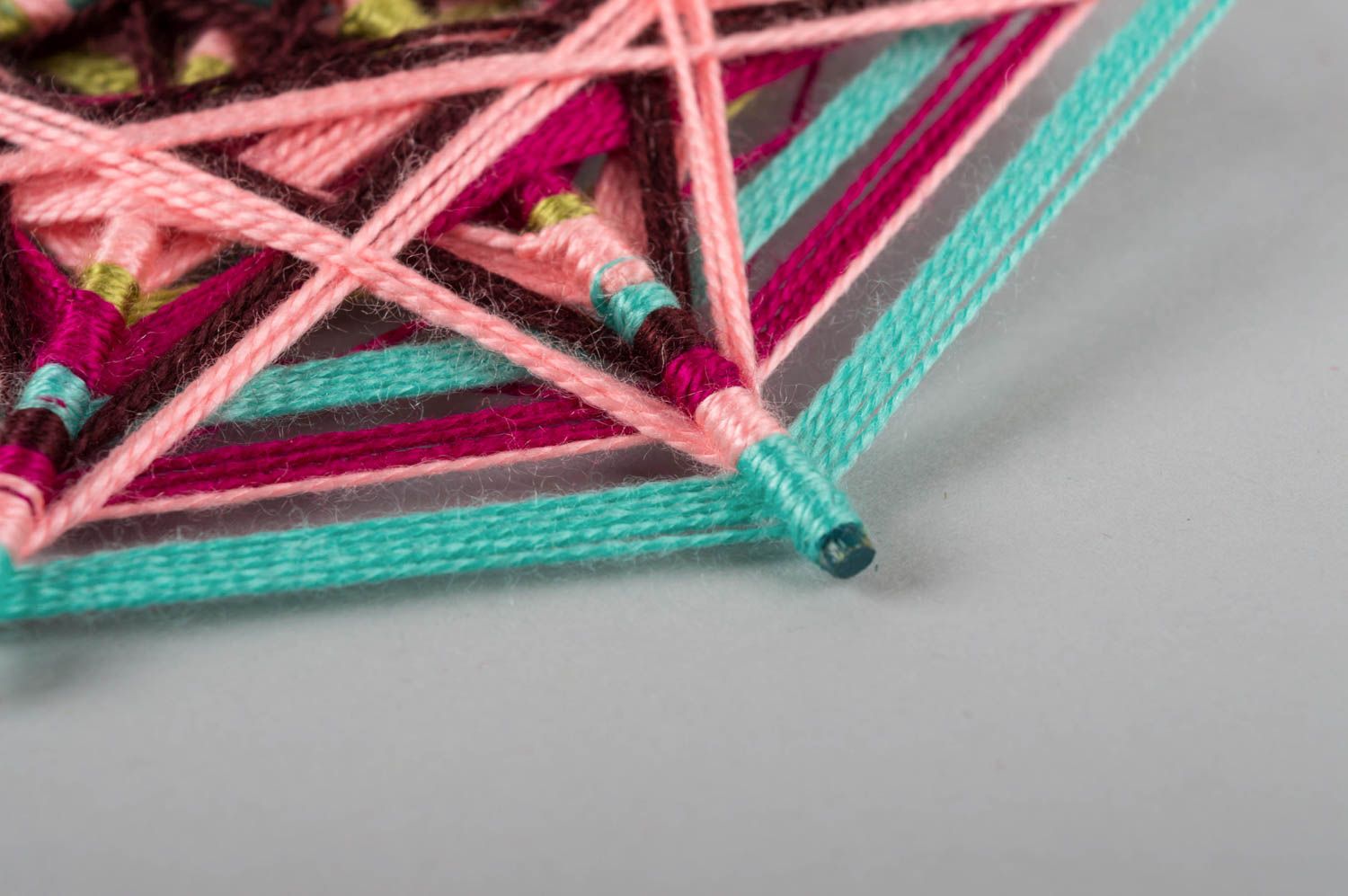 Плетеная мандала подвеска для дома ручной работы из ниток домашний оберег декор фото 5