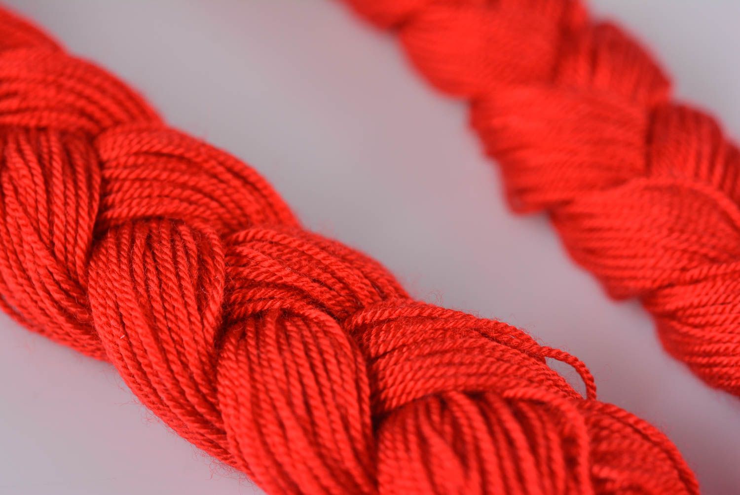 Collier rouge Bijou fait main tressé en fils gros design original Cadeau femme photo 4