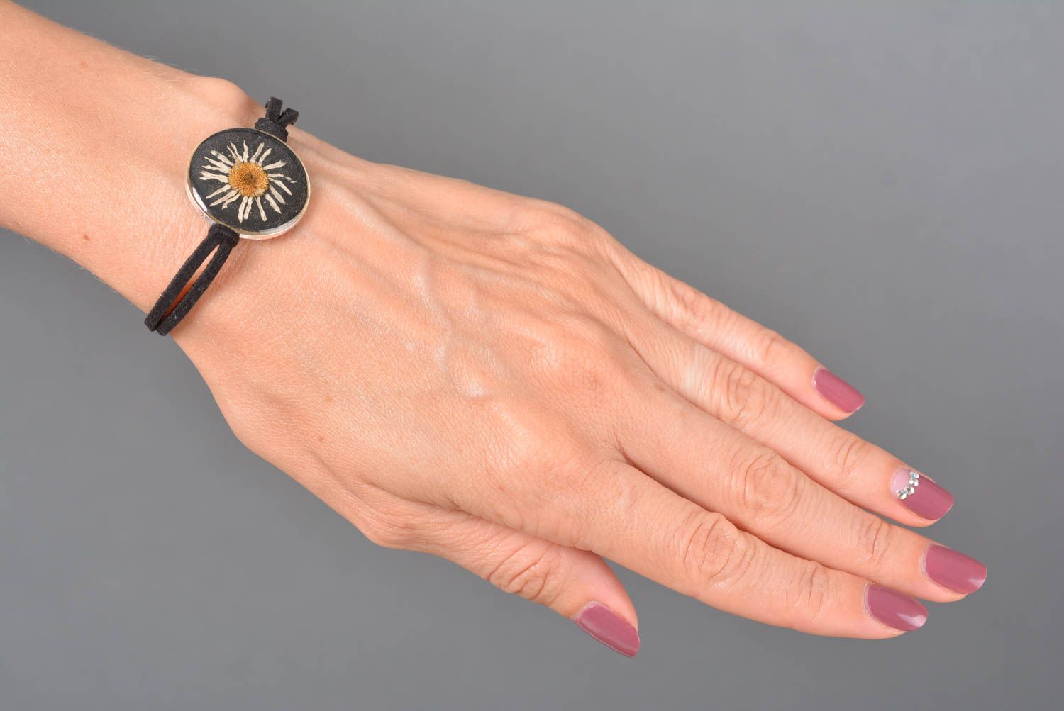 Браслет ручной работы женский браслет украшение из эпоксидной смолы красивый фото 2