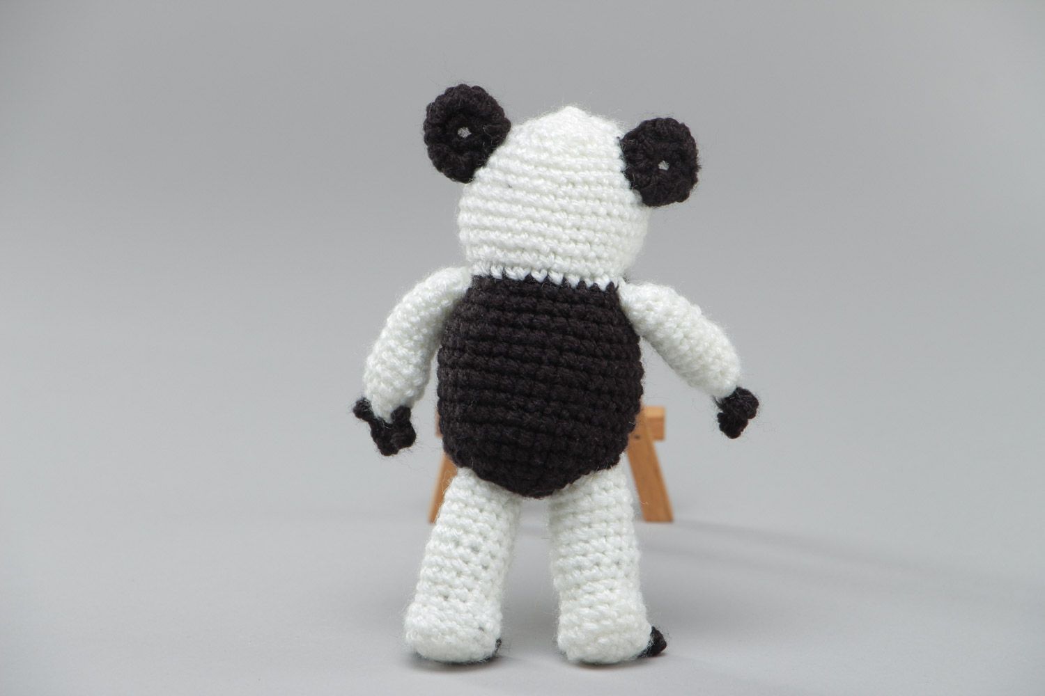 Вязаная мягкая игрушка для ребенка черно белая в виде панды ручная работа фото 3