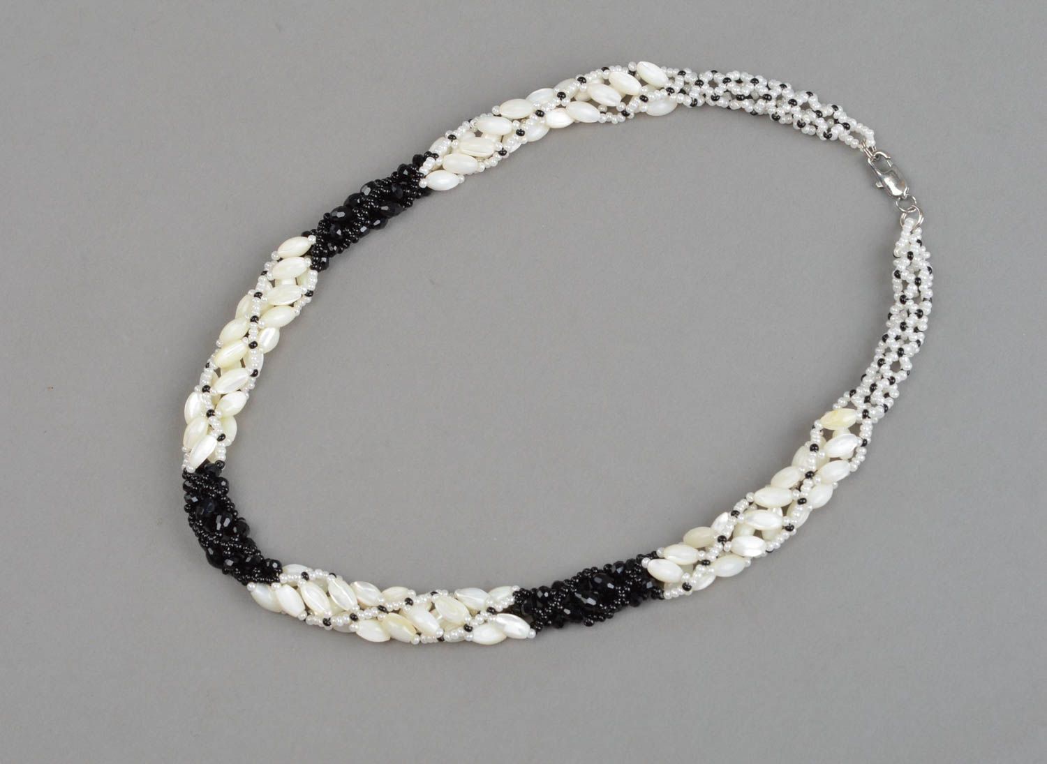 Collier en nacre et perles de rocaille fait main tressé blanc-noir élégant photo 4