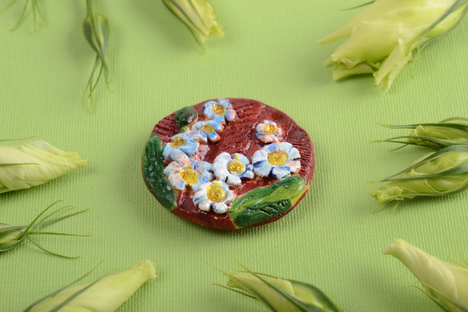 Bemalter runder Kühlschrankmagnet aus Ton handmade mit Blumen im Ethno Stil foto 1