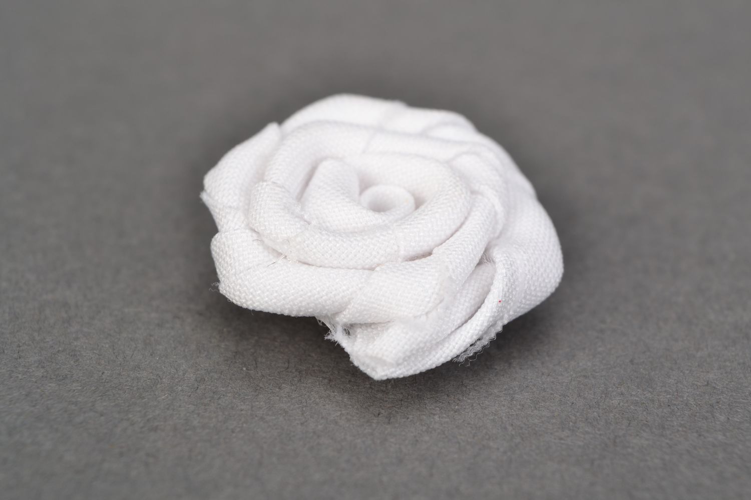 Набор роз из ткани 6 штук белых ручной работы заготовки под брошь или заколку фото 3