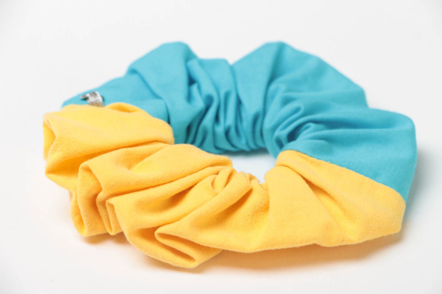 Желтая с голубым резинка для волос из ткани красивая объемная хенд мейд фото 3