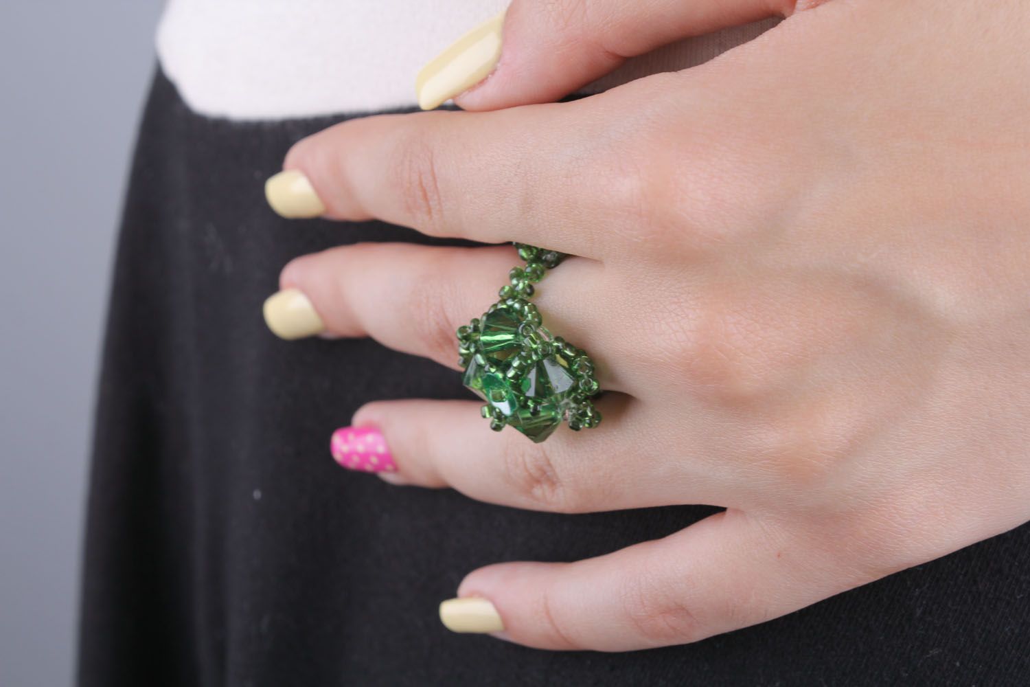 Зеленое кольцо из бисера  фото 5