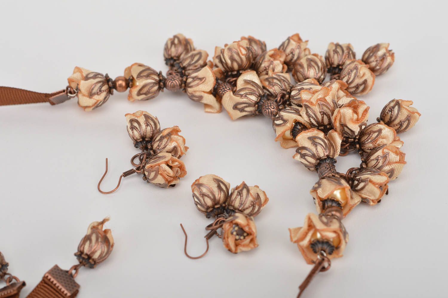 Parure bijoux Collier fait main Boucles d'oreilles pendantes roses beiges photo 4