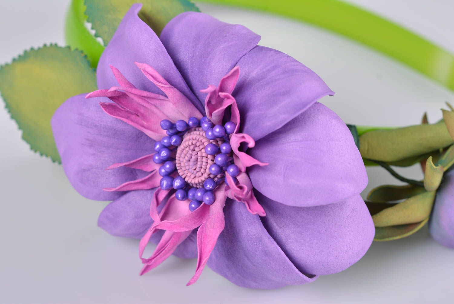 Serre-tête Fleur violette foamiran base verte en plastique beau fait main photo 3