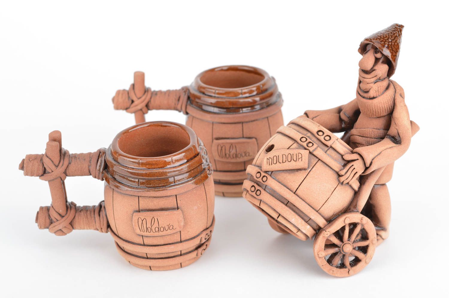 Dos tazas originales y figura de vinicultor con barril artesanales de cerámica foto 5