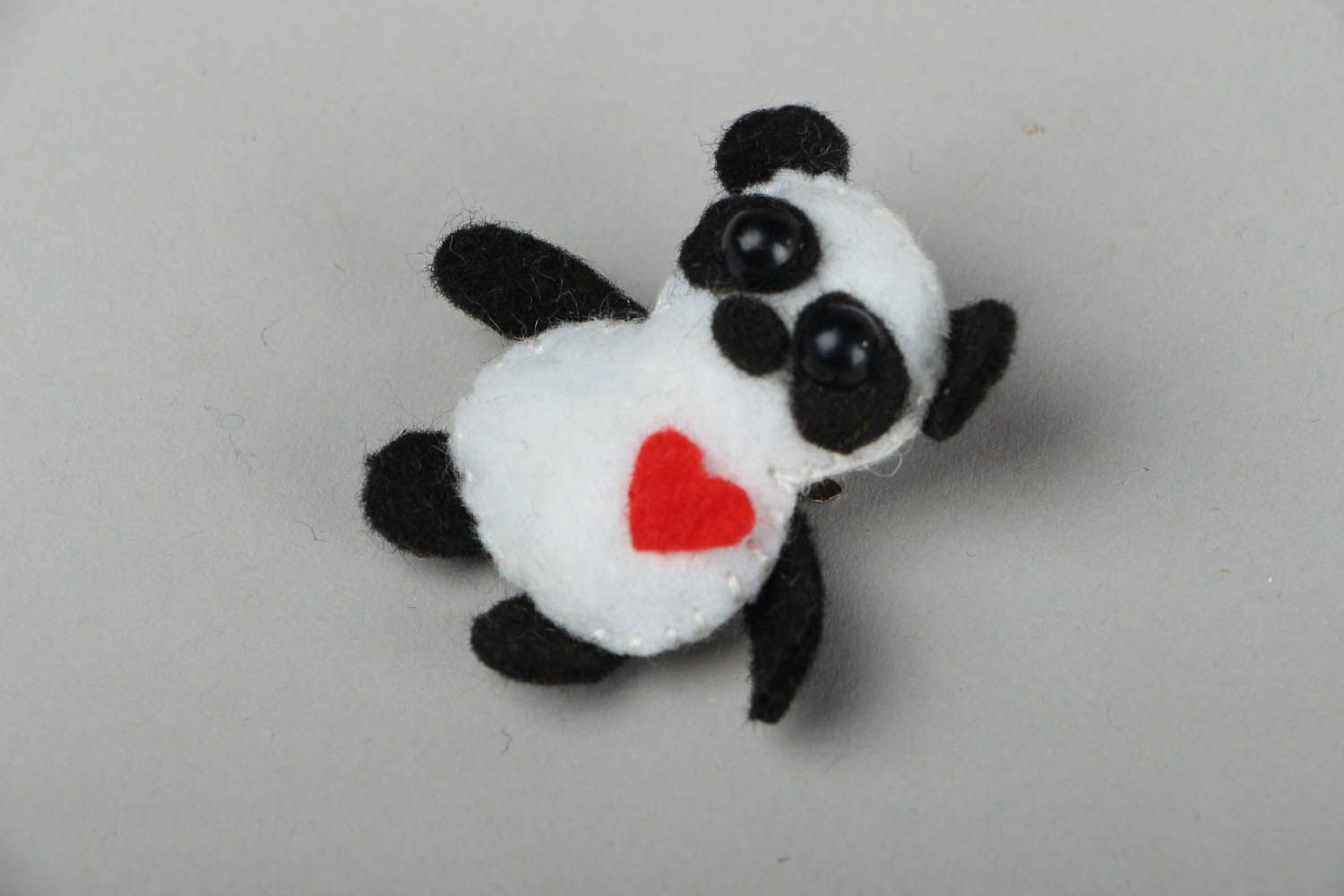Broche artesanal de feltro Panda foto 1