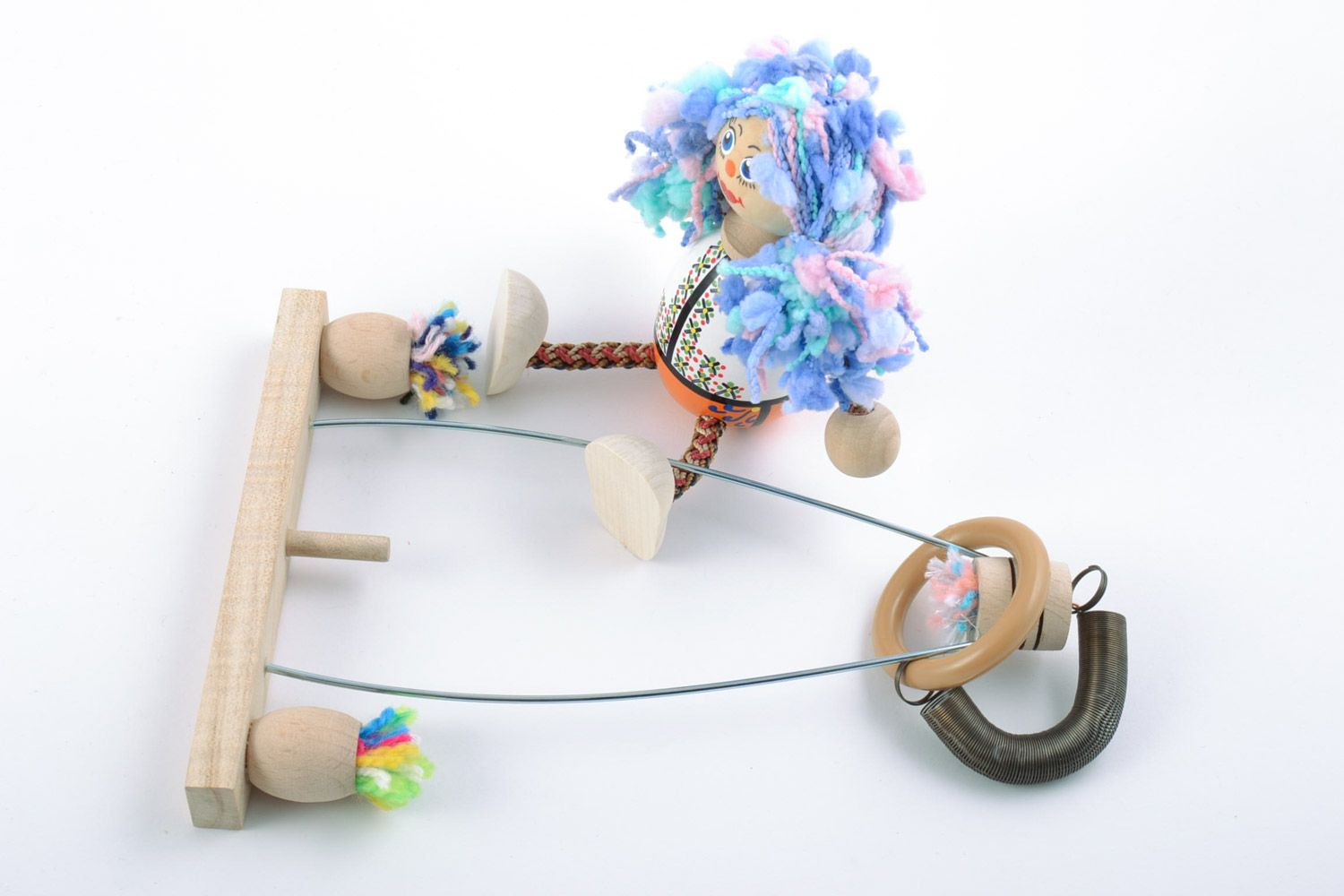 Buntes hübsches Öko Spielzeug aus Holz für Interieur und Kind  foto 5