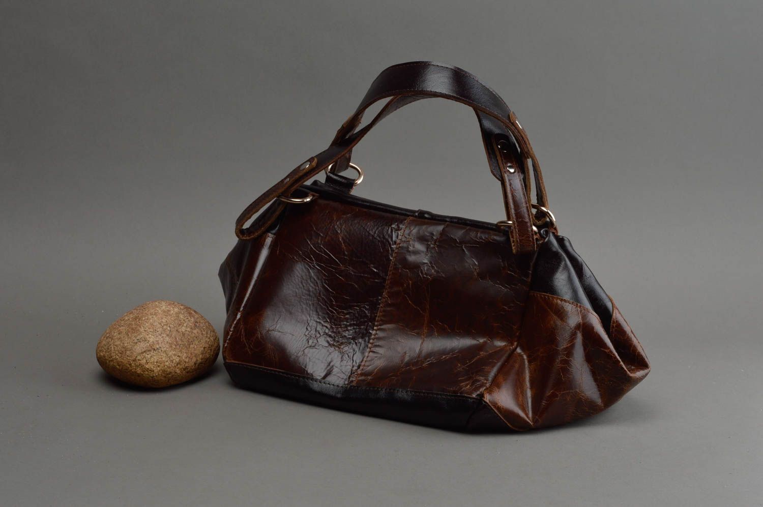 Авторская сумка ручной работы из натуральной кожи коричневая с ручками фото 1