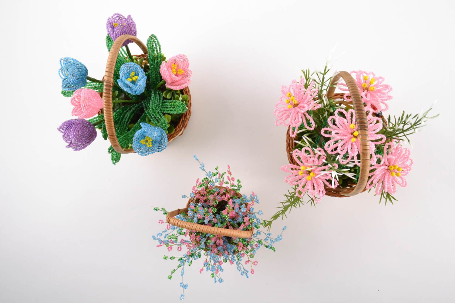 Conjunto de tres cestas con flores de abalorios artesanales artificiales foto 5