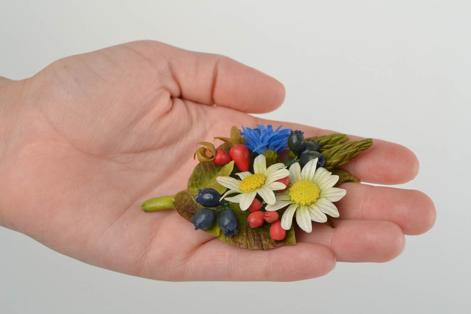 Damen Brosche mit Blumen und Beeren Kornblumen und Kamillen handmade Schmuck foto 2