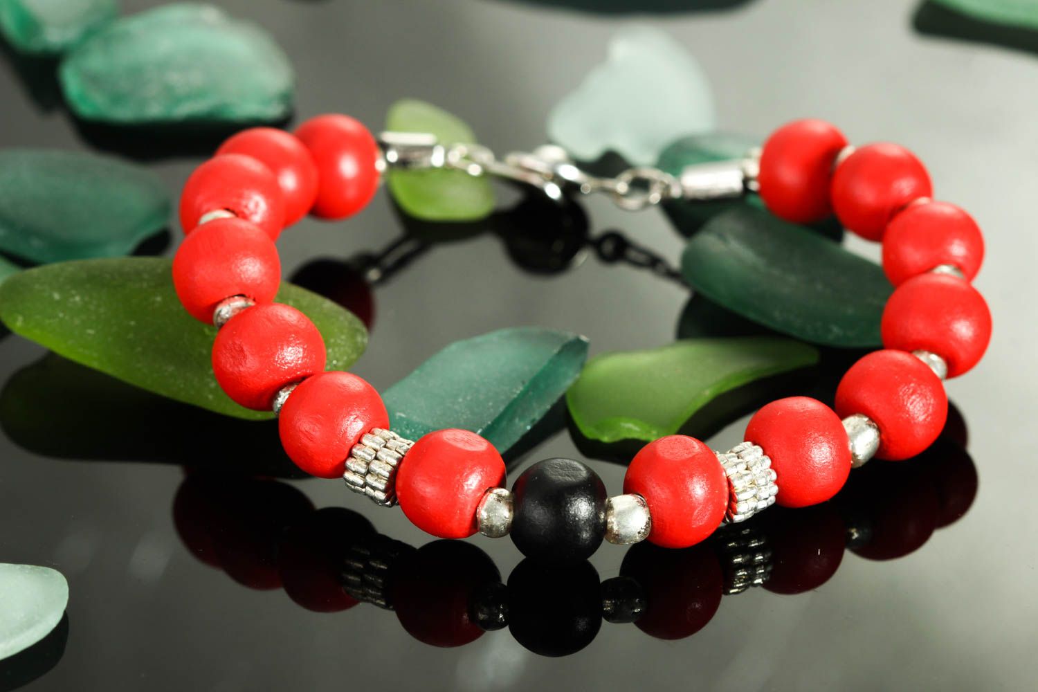 Bracelet rouge Bijou fait main en perles de bois original Cadeau femme photo 2