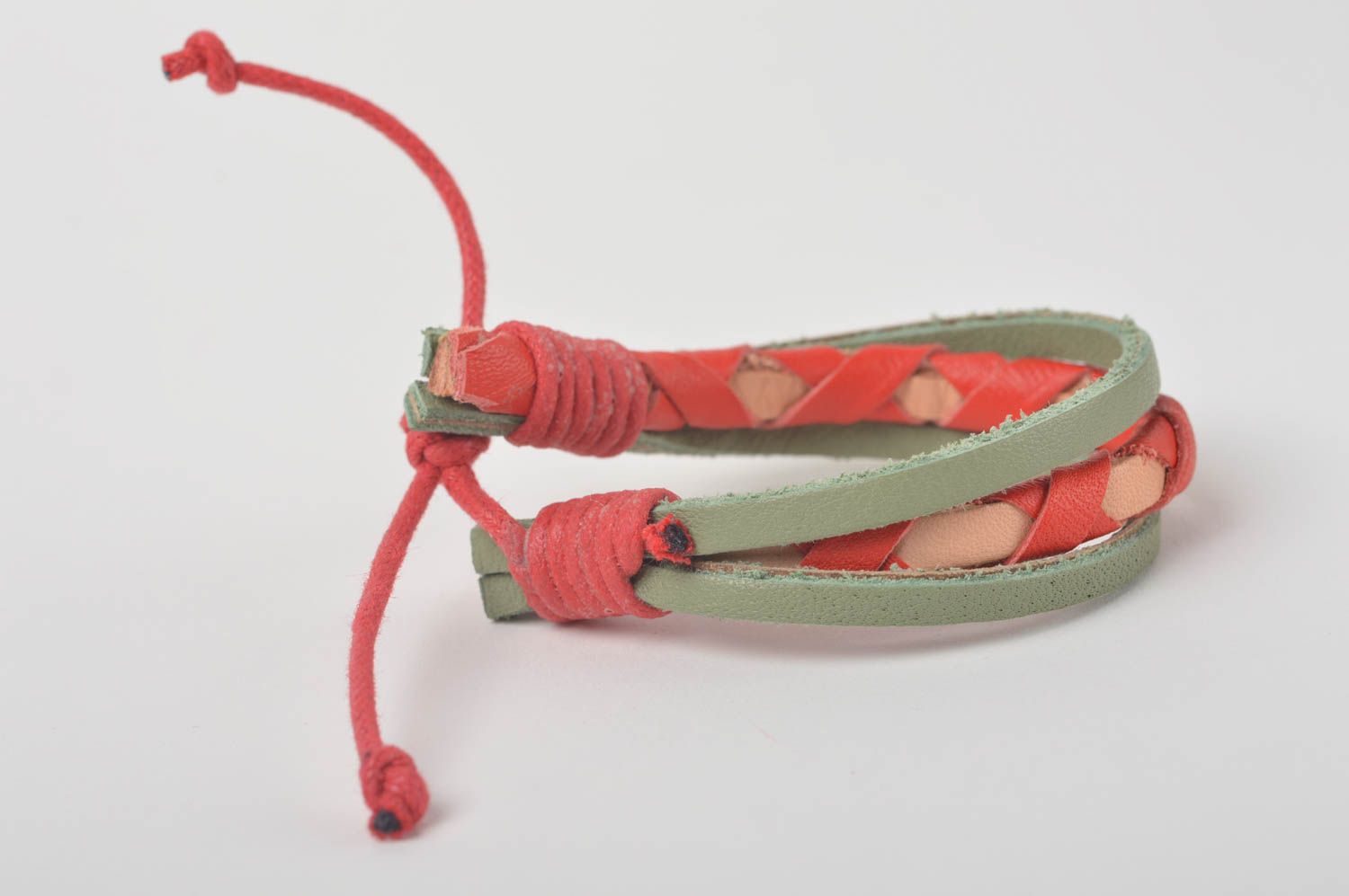 Bracelet en cuir Bijou fait main tressé vert-rouge à nouer Cadeau pour femme photo 3