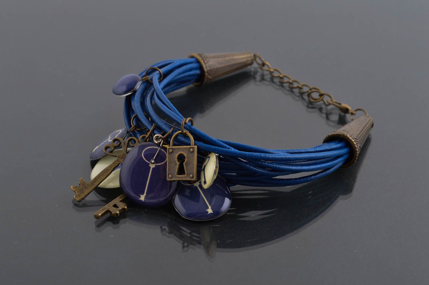Браслет ручной работы синий браслет из кожи с подвесками дизайнерское украшение фото 1