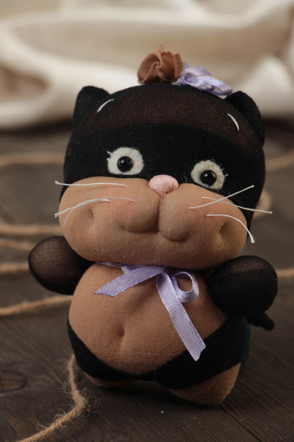 Небольшая чулочная игрушка из нейлона ручной работы в виде черного котика фото 1