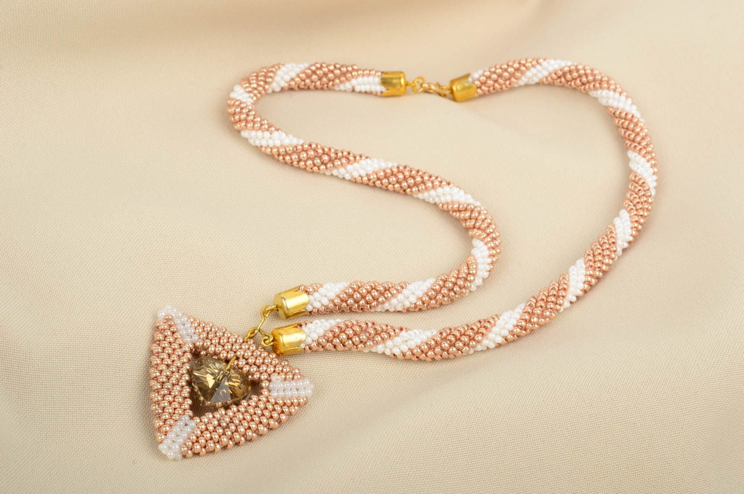 Collier perles rocaille Bijou fait main beige avec pendentif Accessoire femme photo 1
