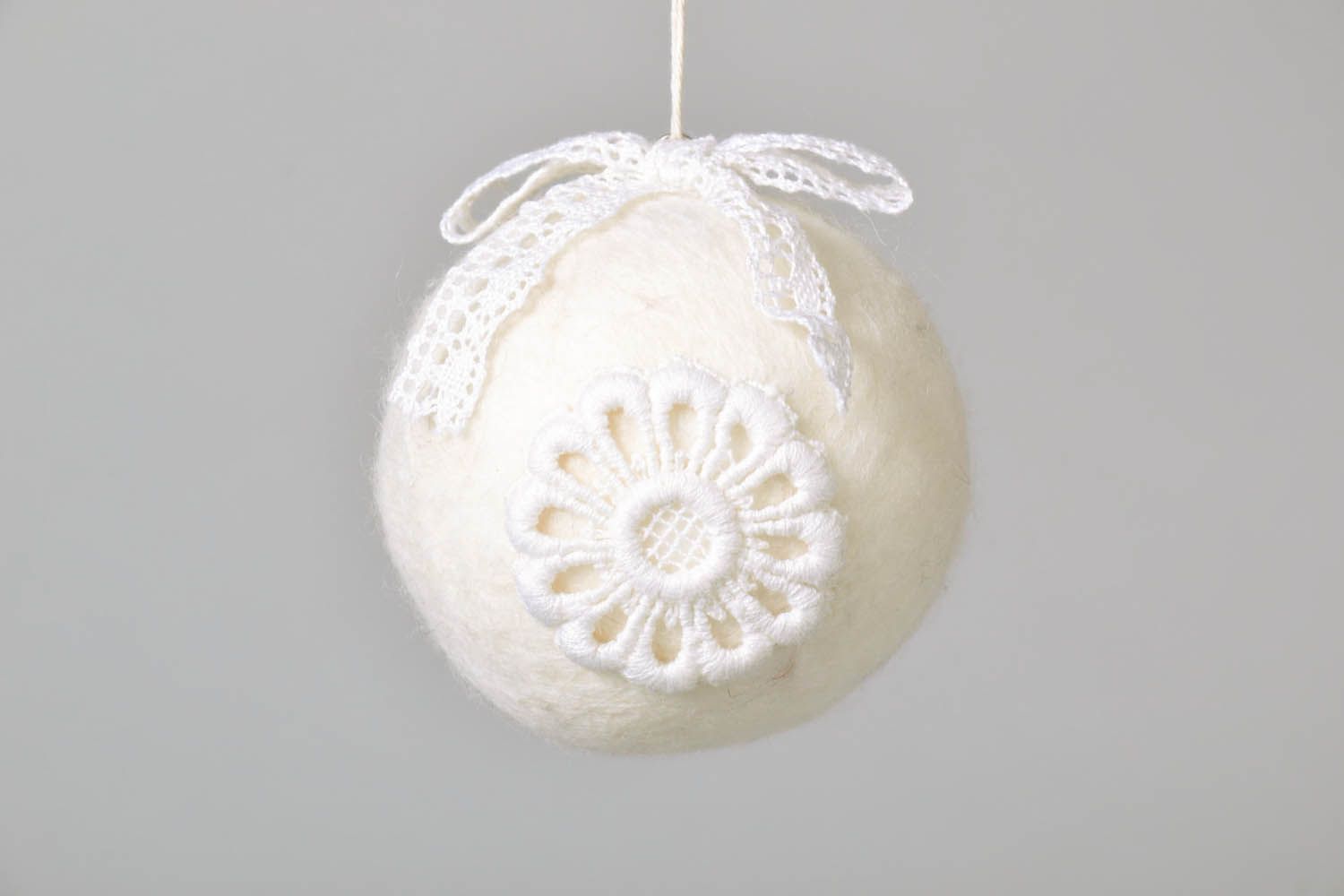 Bola artesanal de Natal de lã decorada à mão com lã e renda foto 2