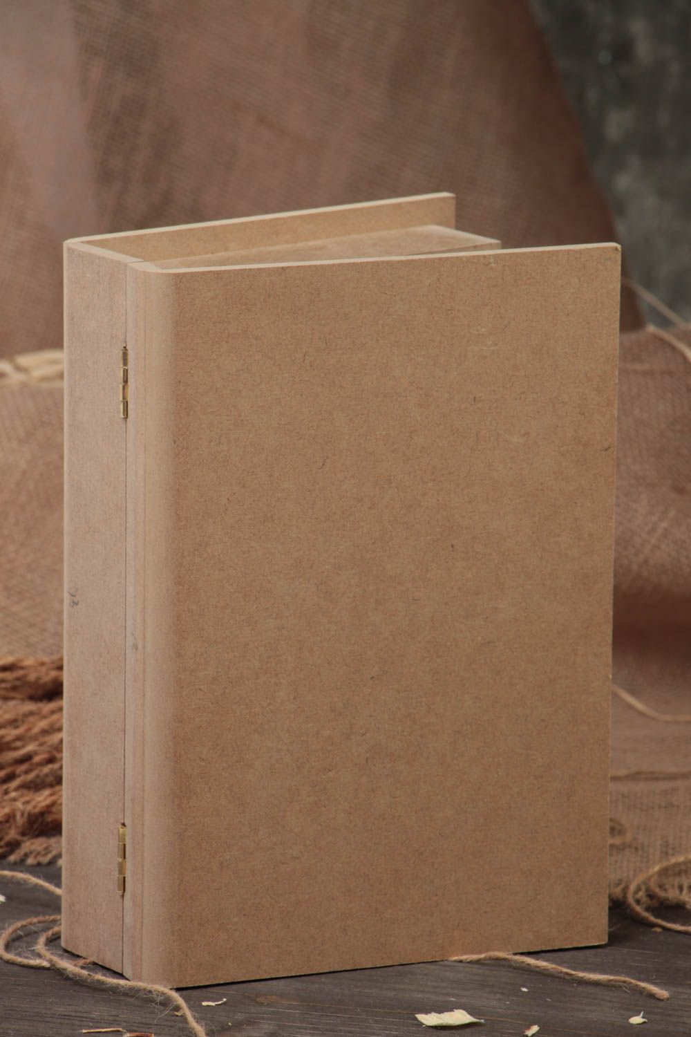 Schöne handgemachte Holz Schatulle für Schmucksachen in Form vom Buch foto 1