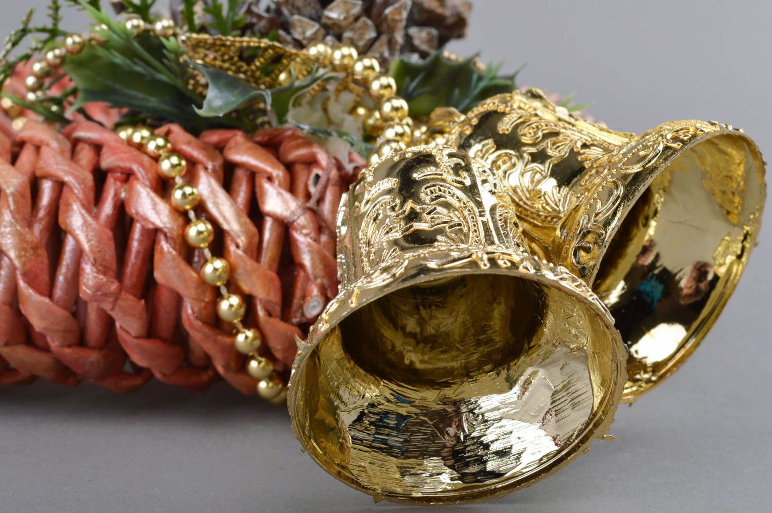 Corona decorativa de papel con piñas y campanillas hecha a mano festiva

 foto 3