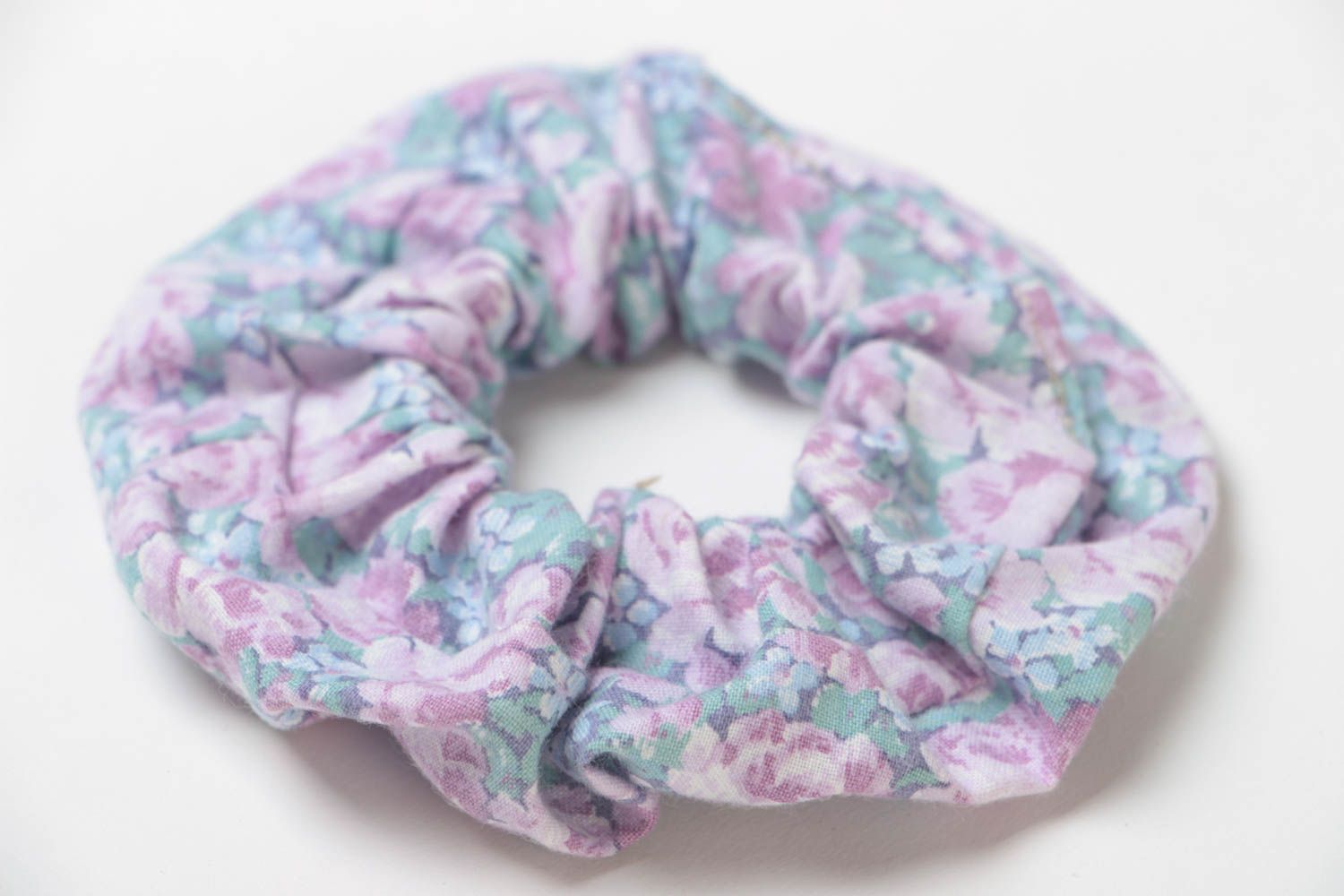 Élastique à cheveux lilas à motif floral fait main accessoire en coton photo 3