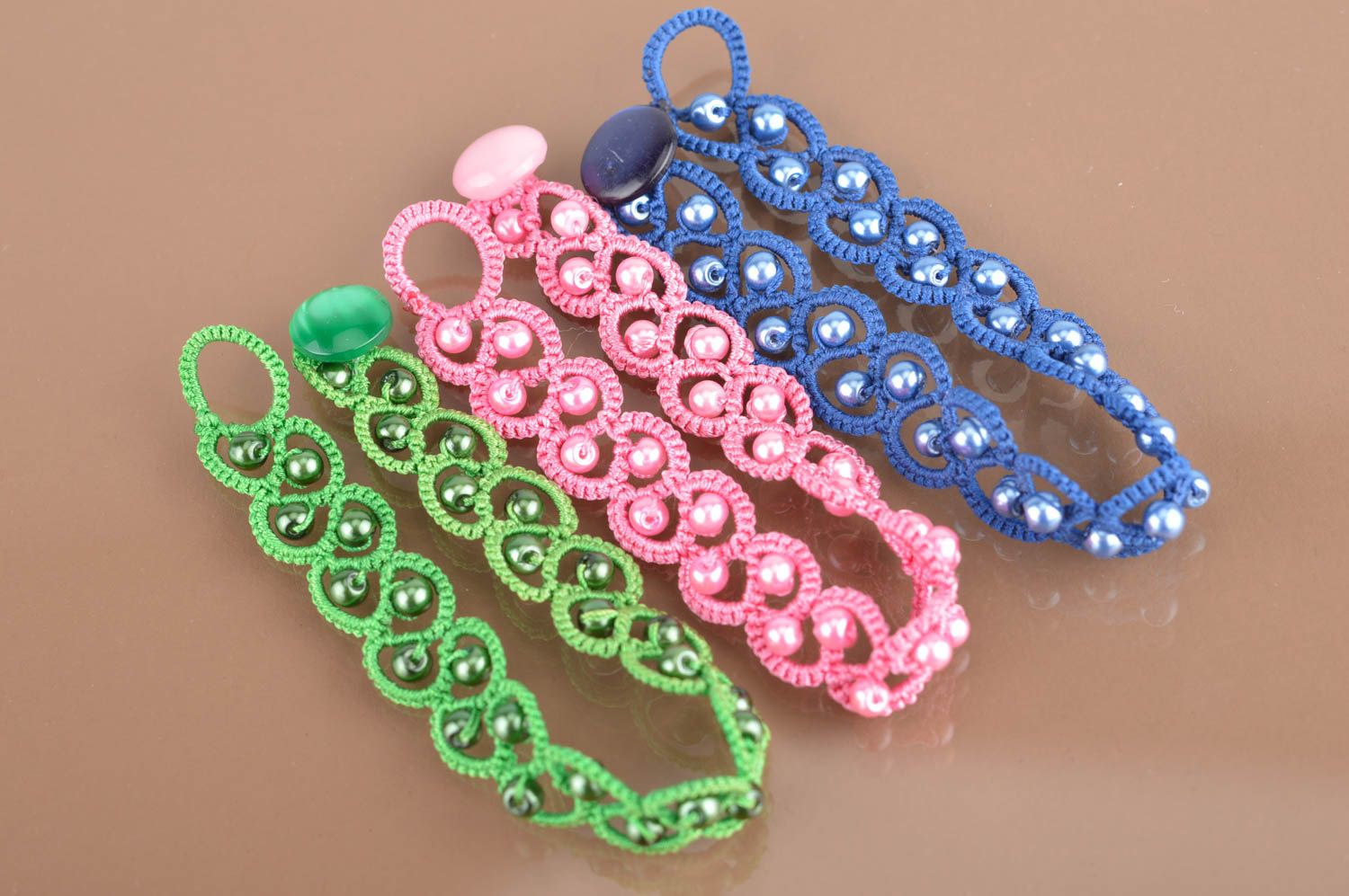 Conjunto de pulseras artesanales en técnica frivolité azul rosada y verde foto 2