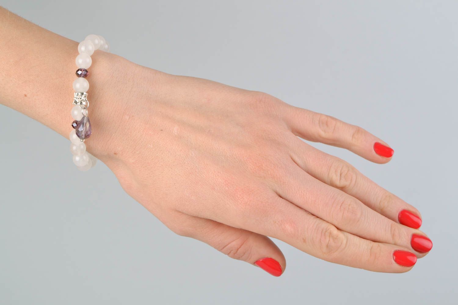 Bracelet en métal et néphrite blanc étroit fait main pour femme original photo 2