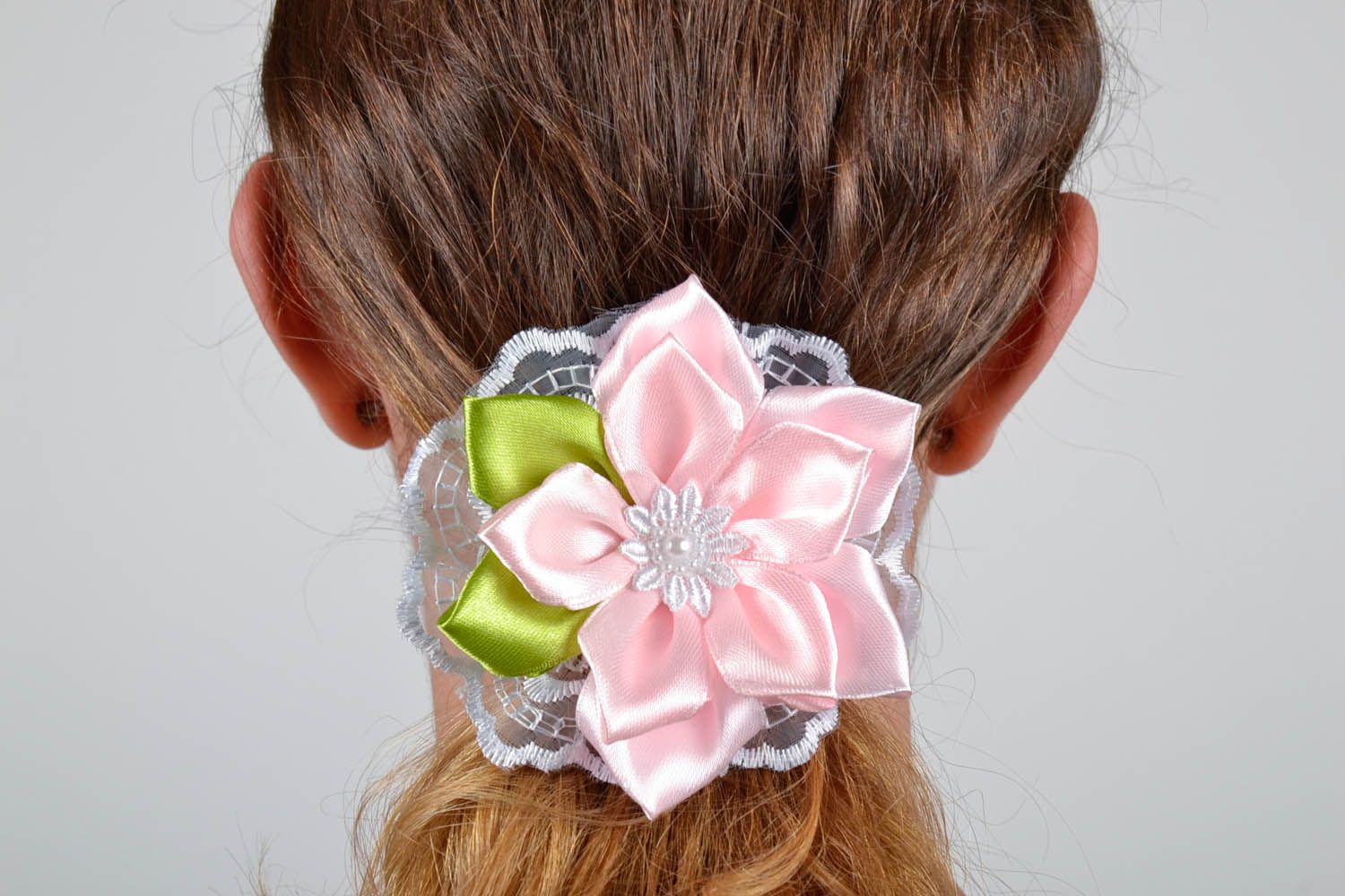 Elástico de cetim em forma de uma flor bonito para cabelo acessórios de cabelo femininos artesanais  foto 5