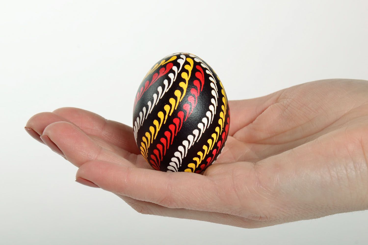 Huevo de Pascua hecho a mano con pintura de lemkos foto 2