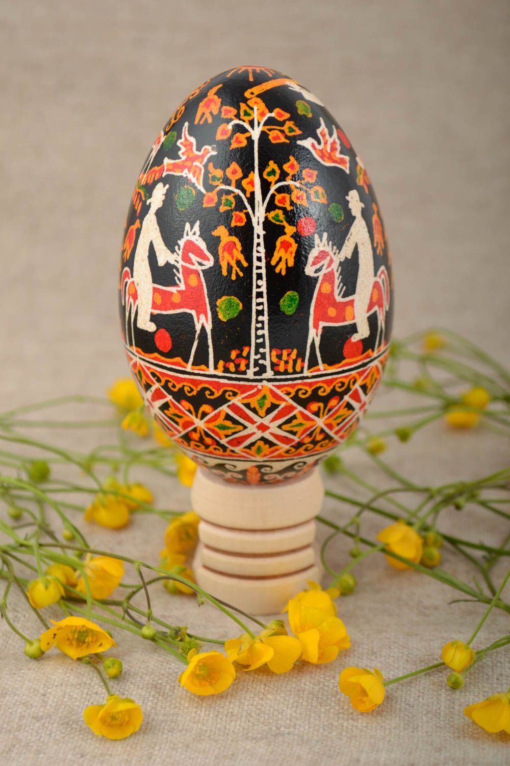 Oeuf peint d'oie fait main de Pâques peint de couleurs acryliques décoratif photo 1