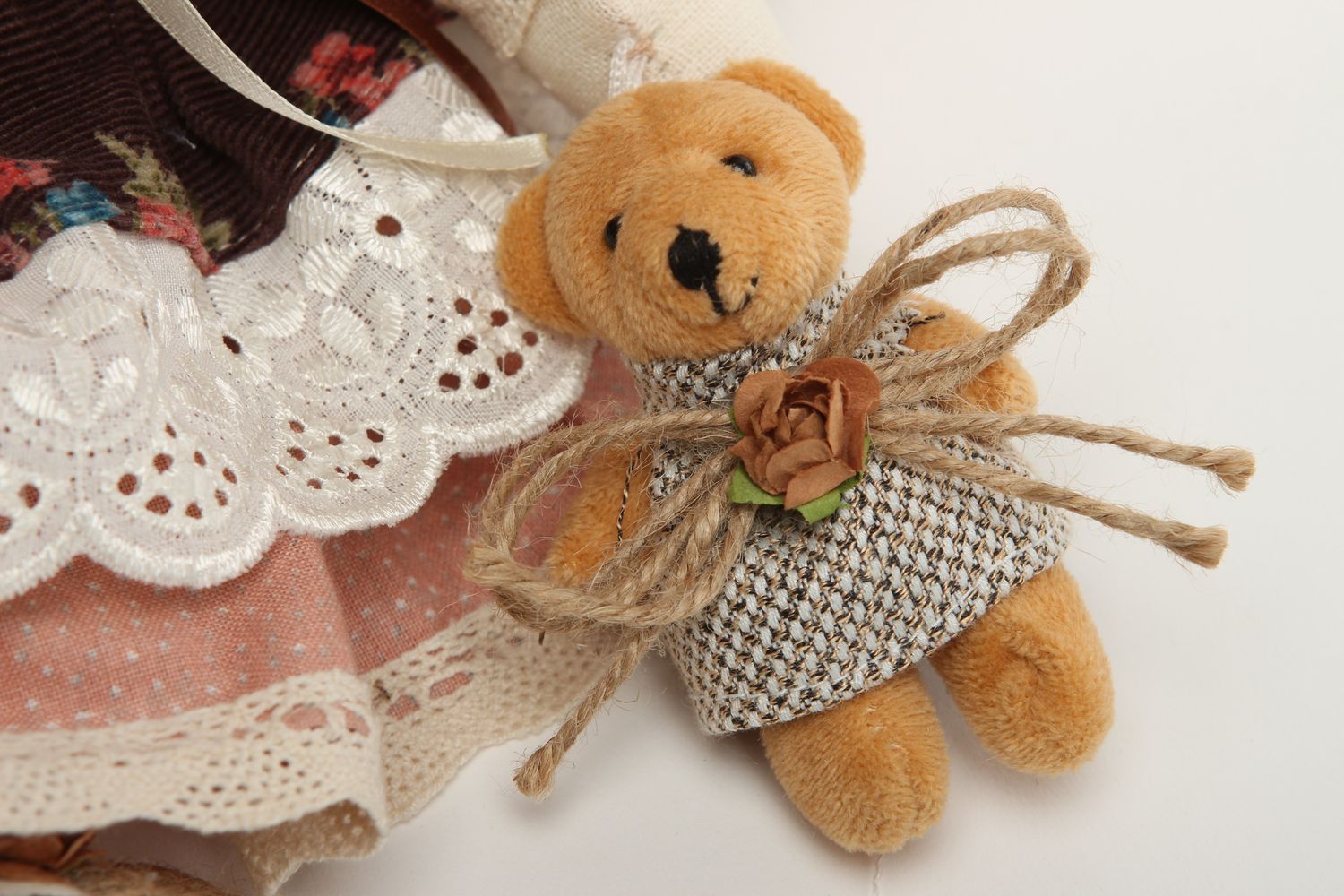 Poupée design fait main Poupée en tissu avec un ourson Décoration chambre enfant photo 3