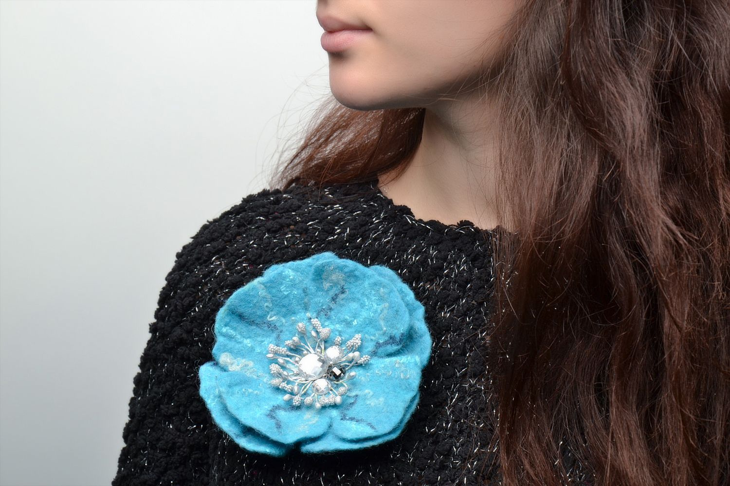 Broche en laine feutrée fleur bleue faite main photo 2