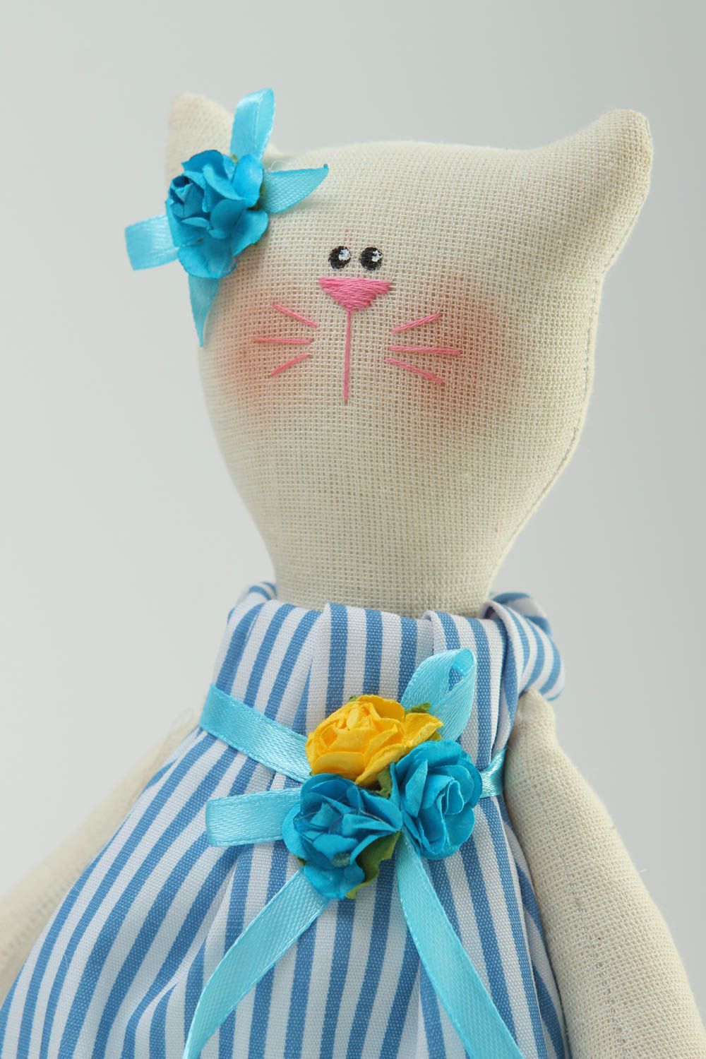 Игрушка ручной работы игрушка кошка оригинальная игрушка в полосатом платье фото 3