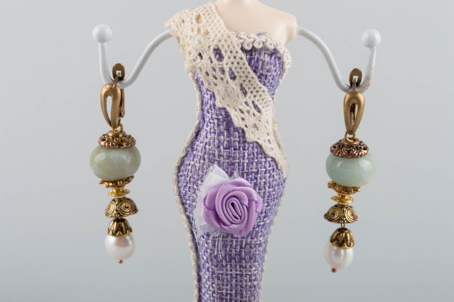 Handmade elegant latten dangling earrings with pearls and natural jadeite beads photo 1