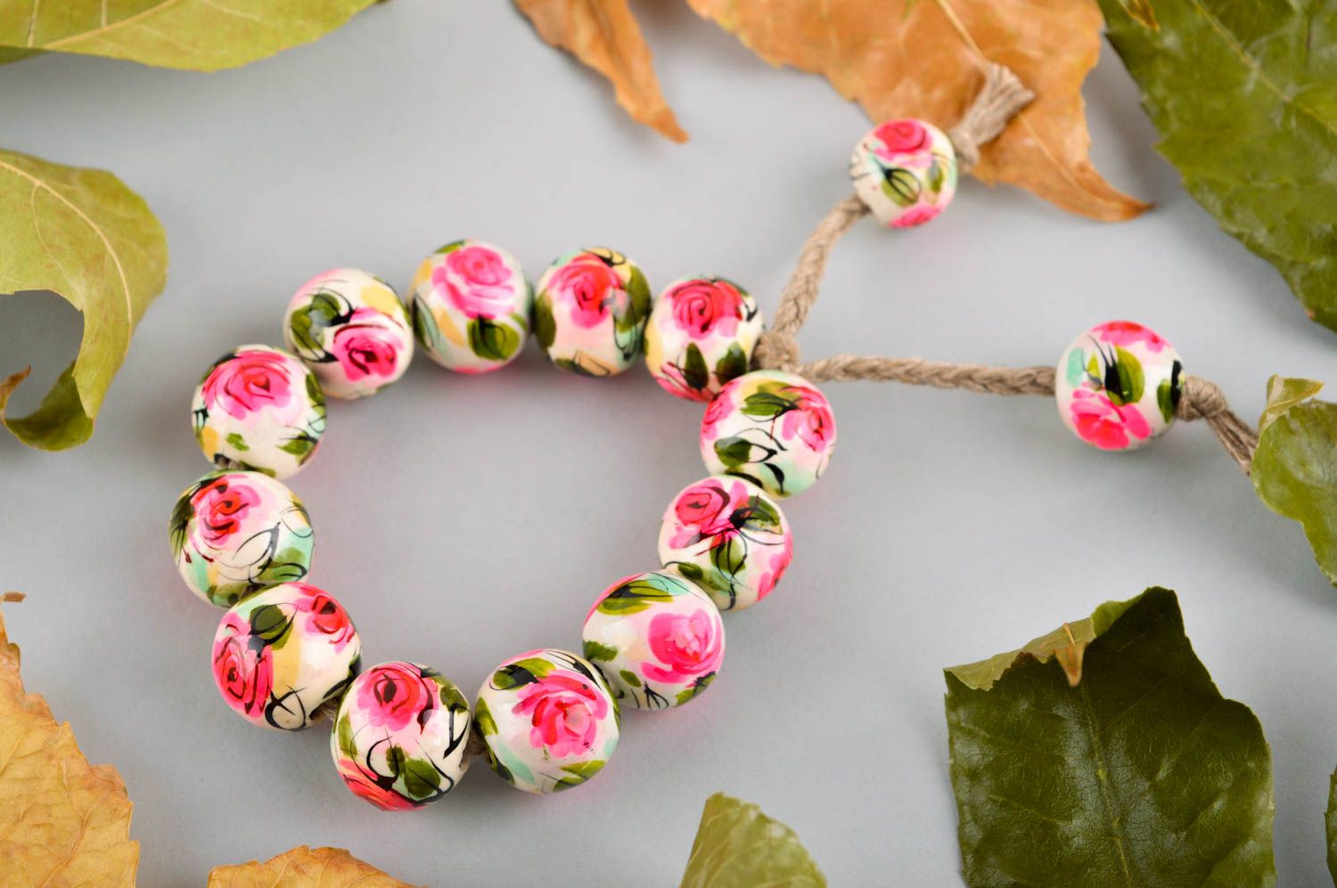 Браслет ручной работы с розами украшение из бусин женский браслет на шнурке фото 1