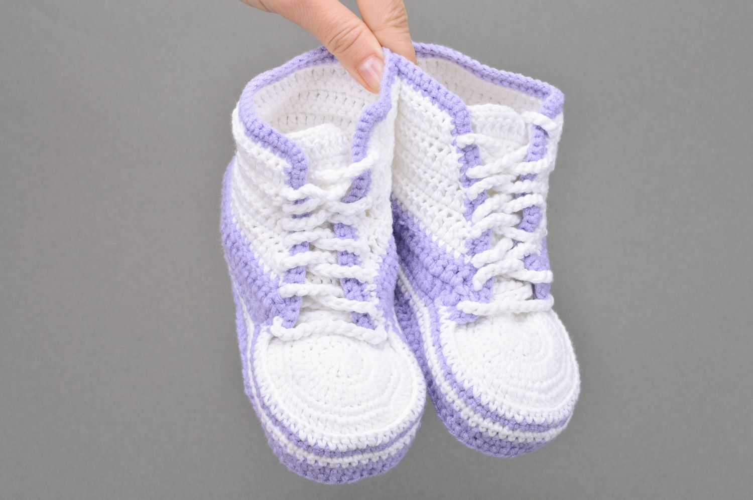 Patucos de bebé artesanales con forma de bambas blancos violetas para niño foto 3