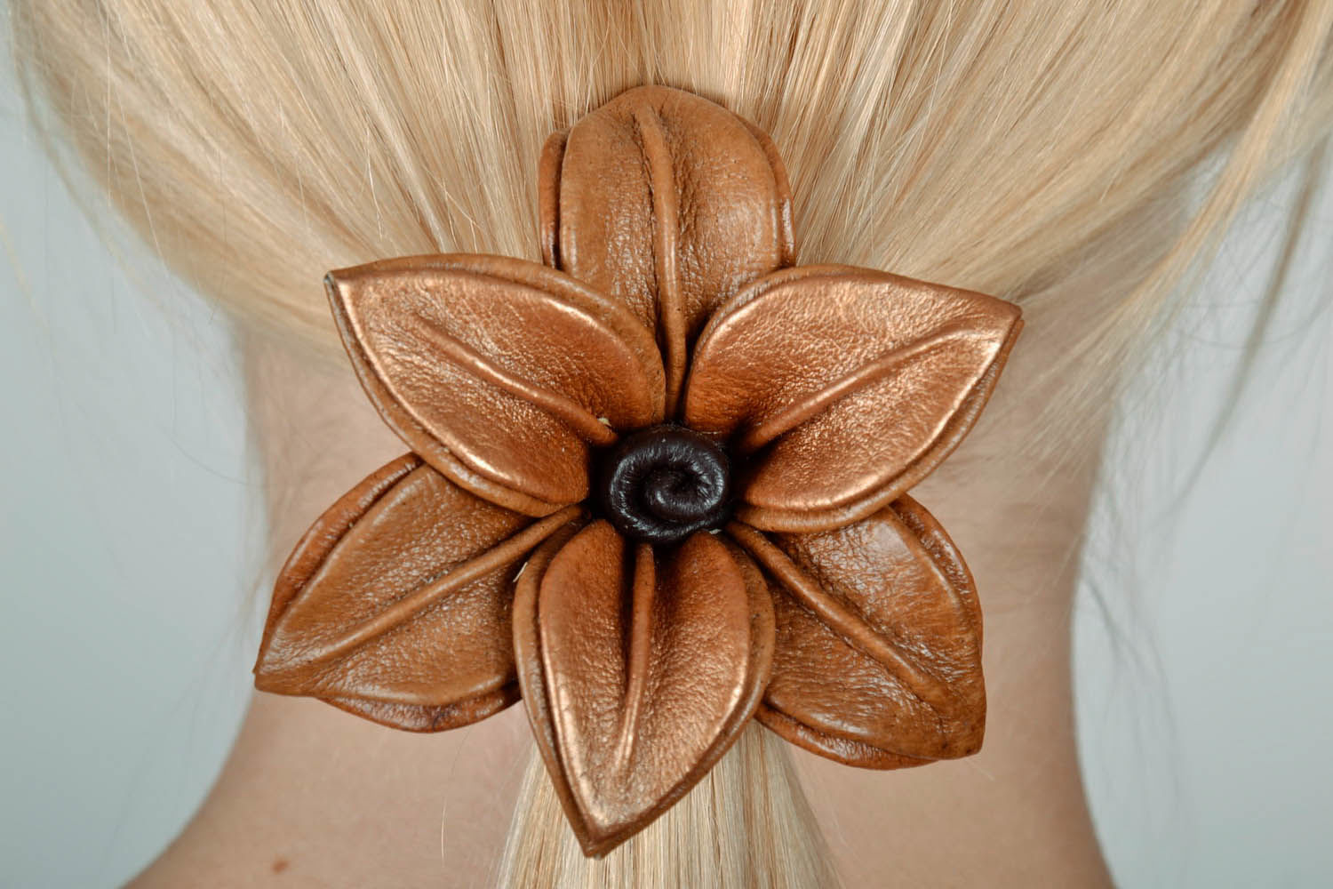 Élastique cheveux en cuir avec fleur artificielle photo 2