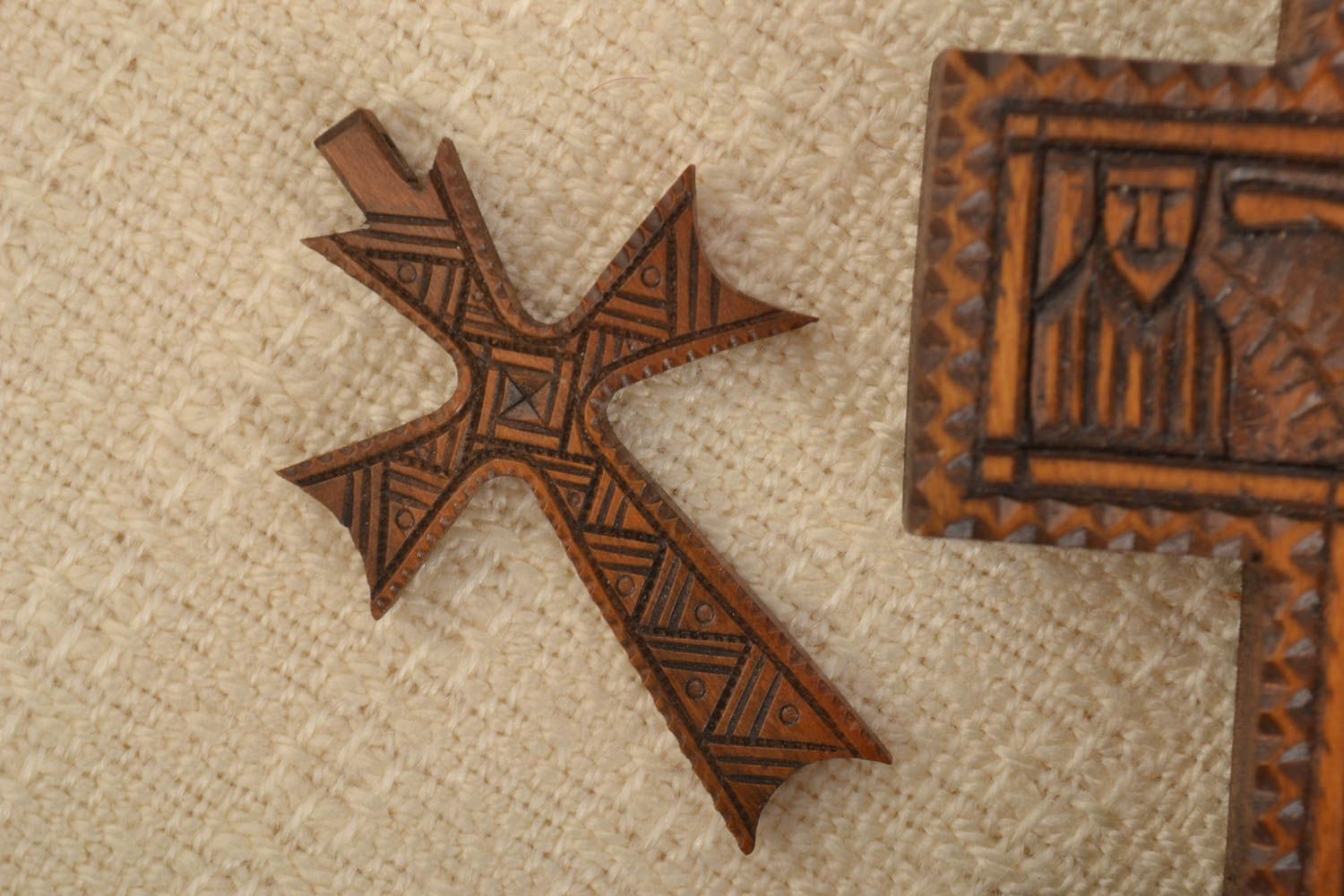 Croce di legno fatta a mano crocetta intagliata originale accessorio bello
 foto 1
