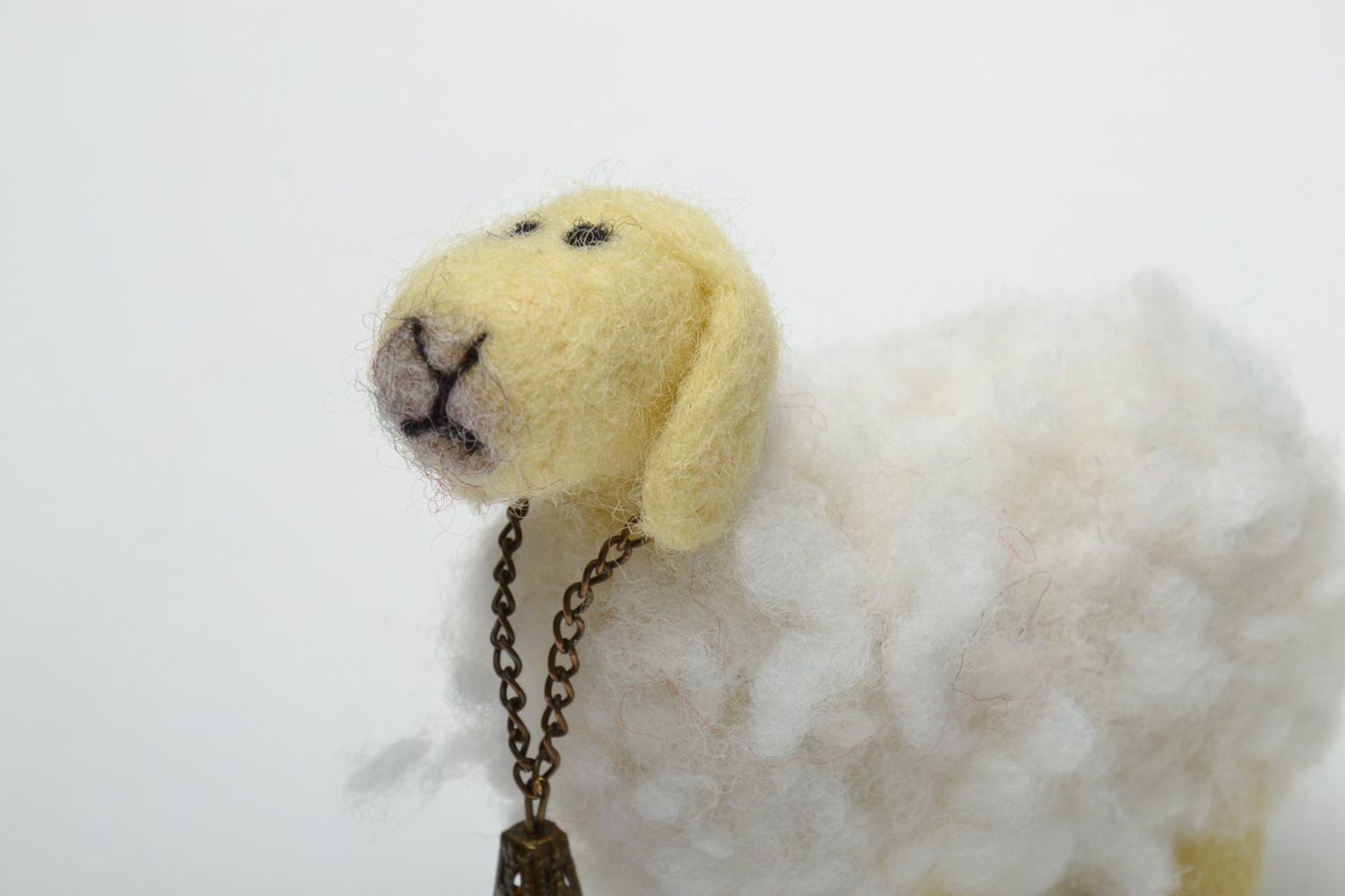 Juguete de fieltro, ovejita de lana para decorar interior foto 3