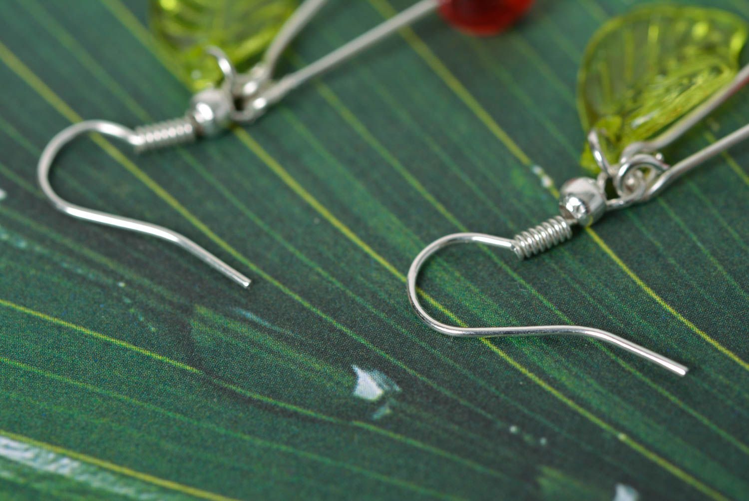 Boucles d'oreilles Cerises longues pendantes en verre originales faites main photo 3